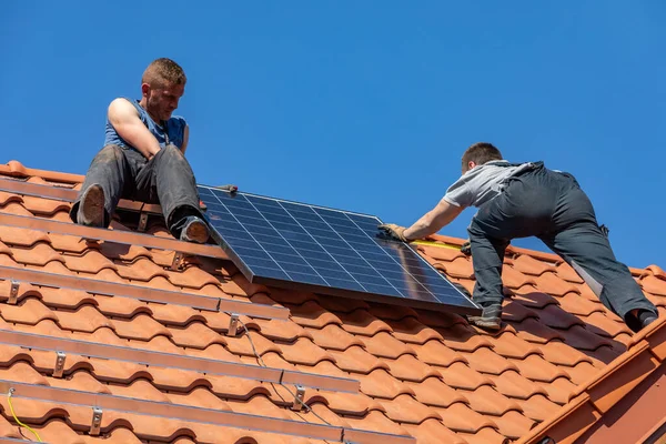 Ochojno Polonia Abril 2020 Trabajadores Instalan Paneles Solares Eléctricos Techo —  Fotos de Stock