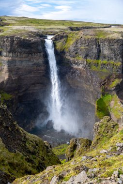 İzlanda 'daki Haifoss şelalesinin manzarası. 