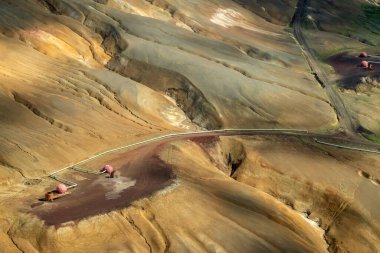 İzlanda 'daki jeotermal enerji santrali. Ekolojik olarak temiz yenilenebilir enerji üretimi. 