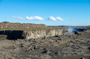  Dettifoss İzlanda 'daki en güçlü şelaledir. Jokulsargljufur Ulusal Parkı 'nda, kuzeydoğu İzlanda' da Jokulsa a Fjollum nehrinde yer almaktadır..