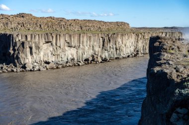  Dettifoss İzlanda 'daki en güçlü şelaledir. Jokulsargljufur Ulusal Parkı 'nda, kuzeydoğu İzlanda' da Jokulsa a Fjollum nehrinde yer almaktadır..