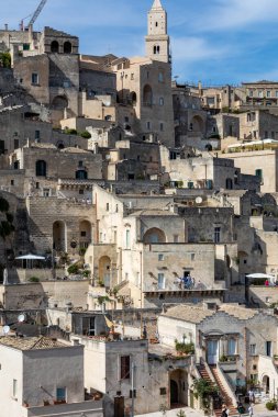 Matera, İtalya - 15 Eylül 2019: Matera şehrinin tarihi bir bölgesi olan Sassi di Matera 'nın tarihi mağara konutlarıyla tanınıyor. Basilicata. İtalya