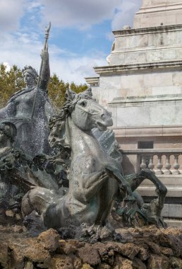  Esplanade des Quinconces, Bordeaux 'daki Girondins Anıtı' nın çeşmesi. Fransa