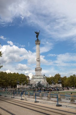  Bordeaux, Fransa - 9 Eylül 2018: Esplanade des Quinconces, Bordeaux 'daki Girondins Anıtı. Fransa