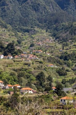  Sao Vicente 'nin çevresindeki köy ve teras ekimi. Madeira Adası, Portekiz 'in kuzey kıyısı.