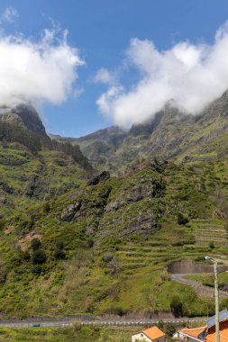 Madeira Adası 'ndaki Boca da Encumeada geçidine bakın. Portekiz