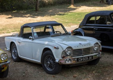 Eyrignac, Fransa - 2 Eylül 2018: Triumph TR5 Car Park Etrignac, Dordogne. Fransa