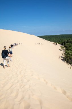 Pilat Kum tepesi, Fransa - 10 Eylül 2018: Avrupa 'nın en uzun kum tepesi olan Pilat Kum tepesinde yürüyen insanlar. La Teste-de-Buch, Arcachon Körfezi, Aquitaine, Fransa 