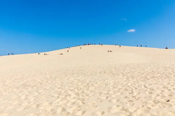 皮拉特沙丘 2018年9月10日 皮拉特沙丘上的人们 欧洲最高的沙丘 法国阿基坦Arcachon湾La Teste Buch — 图库照片