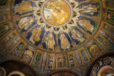 Ravenna, İtalya - 11 Eylül 2019: Ravenna 'daki Neon Vaftizhanesi' nin tavan mozaiği. İtalya