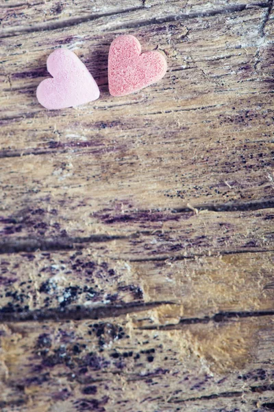Zwei Herzen auf Holz — Stockfoto
