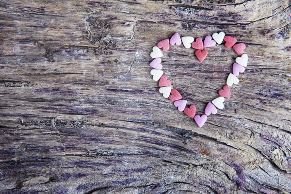 Pequeños corazones en madera vieja —  Fotos de Stock