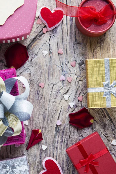 Regalos sobre madera texturizada — Foto de Stock