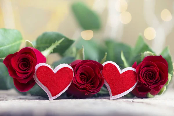 Rosas rojas con dos corazones en madera texturizada para el día de San Valentín — Foto de Stock