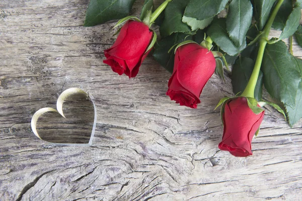 Καρδιά και κόκκινα τριαντάφυλλα για την ημέρα του Αγίου Βαλεντίνου — Φωτογραφία Αρχείου