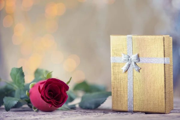 红玫瑰带着礼物情人节大美丽背景 — 图库照片