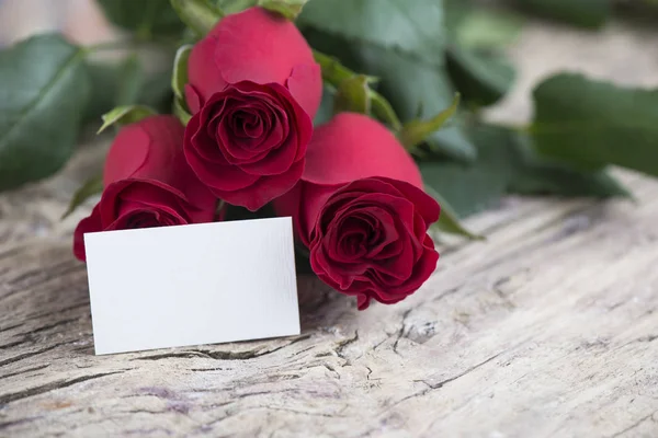 Leerstelle für Liebesbotschaft zum Valentinstag mit roten Rosen — Stockfoto