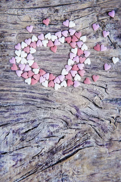 Dulces corazones en madera texturizada — Foto de Stock