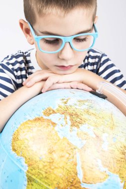 Okul çocuk Globe adlı arıyorsunuz