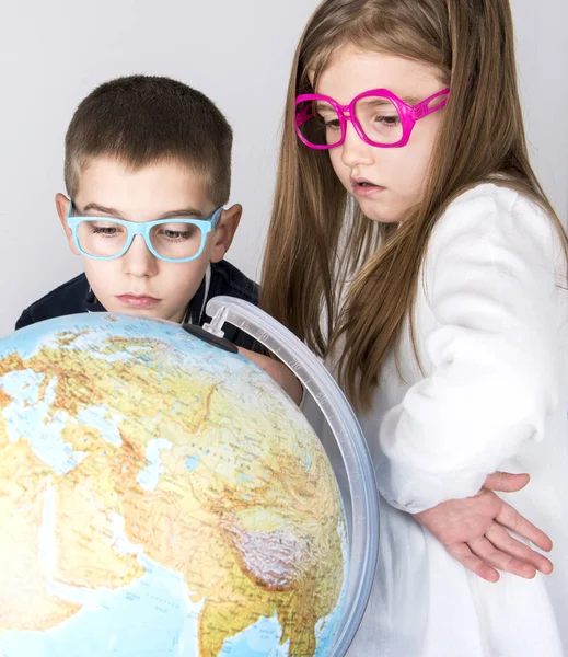 Kids op zoek wereld — Stockfoto