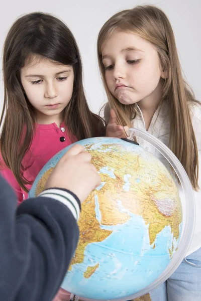 Діти шукають глобус — стокове фото