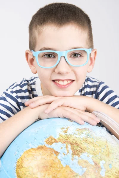 Niño de la escuela y mundo globo — Foto de Stock
