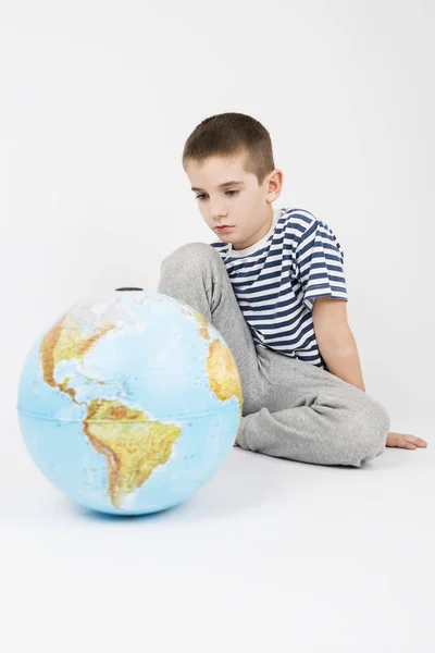 Ragazzo che guarda il globo — Foto Stock