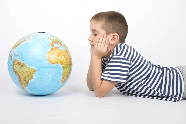 Niño soñando con viajar mundo arround — Foto de Stock