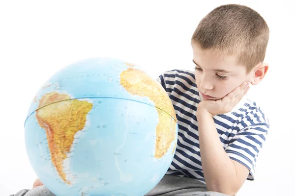 Niño de escuela mirando el globo — Foto de Stock