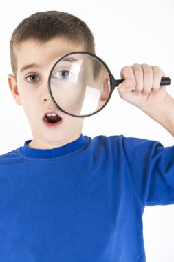 Büyüteç ile çocuk