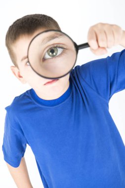 Büyüteç cam çocukla