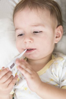 Yüksek sıcaklık ile hasta bebek