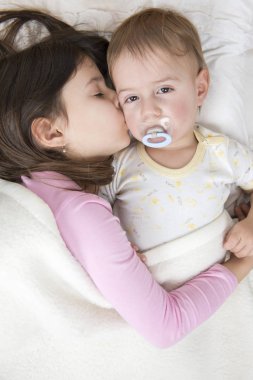 Yüksek sıcaklık ile hasta bebek