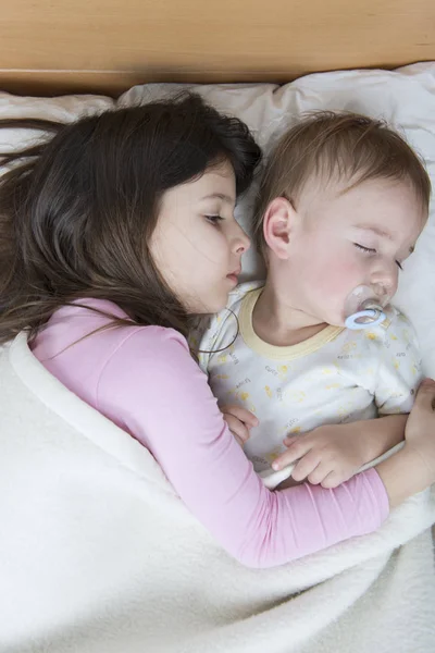 Bebê doente com sua irmã — Fotografia de Stock