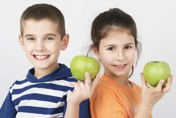 Boy and girl with green apples — Stock Photo, Image