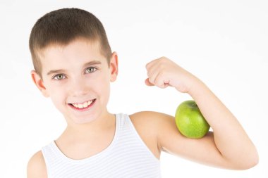 Yeşil elma ile genç çocuk