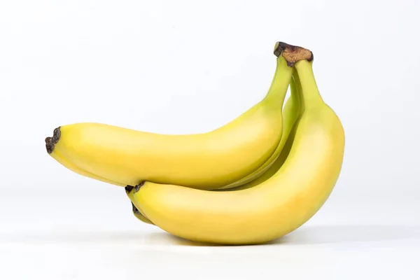 Plátanos frescos aislados en blanco — Foto de Stock