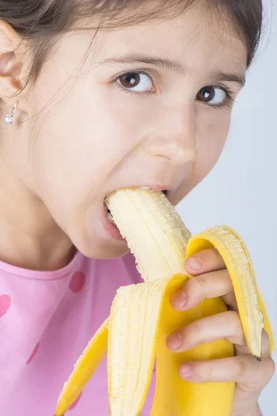 Gyermek étkezési banán — Stock Fotó