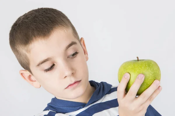 Kid holding green apple — Stock Photo, Image