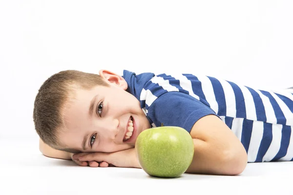 青リンゴと幸せな子供 — ストック写真