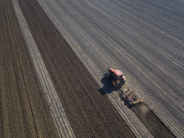 Trator campo agrícola angustiante — Fotografia de Stock