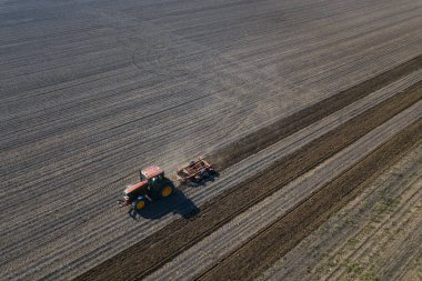 Tarım alanında çalışan traktör