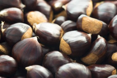 Taze kestane yığını