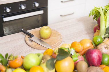 Mutfak masasında taze meyveler.