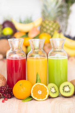 taze sıkılmış meyve suyu