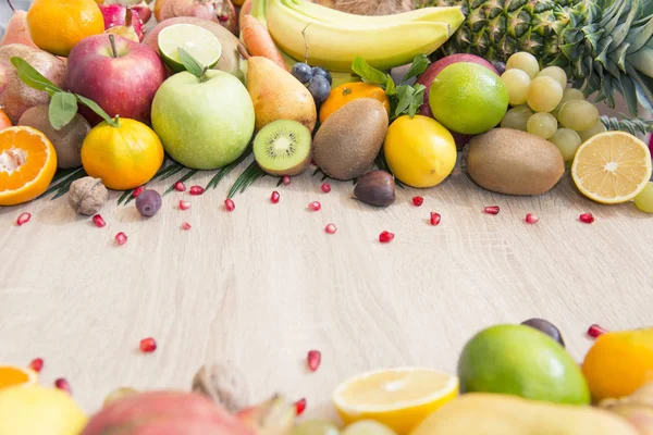 Змішаним сезонними фруктами — стокове фото