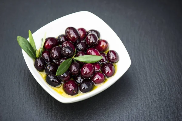 Aceitunas negras en tazón — Foto de Stock