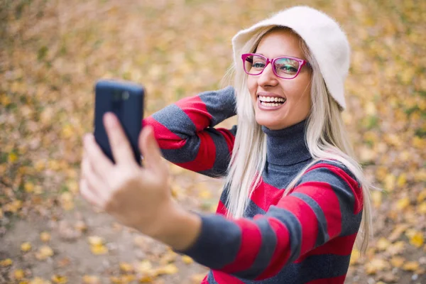 Happy woman smiling and making selfie — Stock Photo, Image