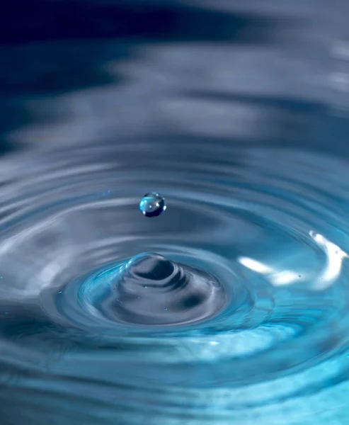 Tropfen Mit Wasserschwankungen — Stockfoto