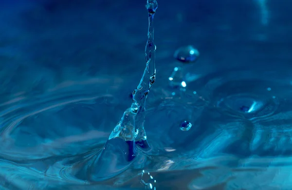 Tropfen Mit Wasserschwankungen — Stockfoto